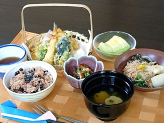 和食メニューの食事風景