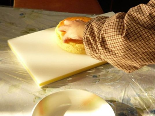 手作業でパンを切る様子