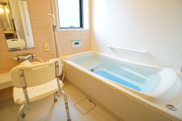バリアフリー設計の浴室