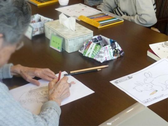 利用者が絵を描く多目的室