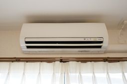 壁掛けエアコンとカーテン