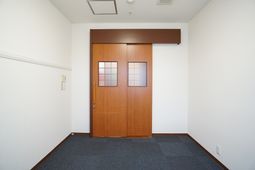 茶色の扉がある廊下