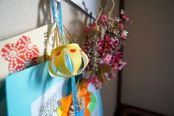 飾り付けられた壁の様子