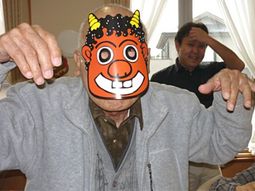 仮面をかぶる嬉しそうな人