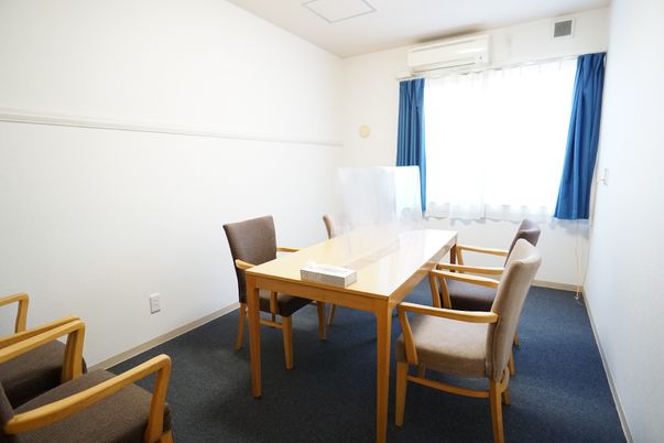 シンプルな会議室