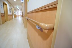 清潔感ある廊下と手すり