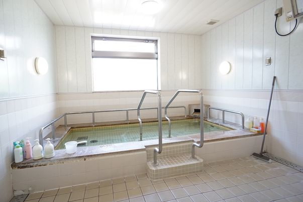 介護用の明るい浴室