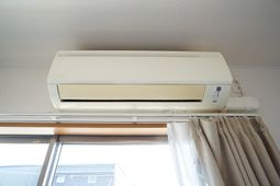 壁掛けエアコンのクローズアップ