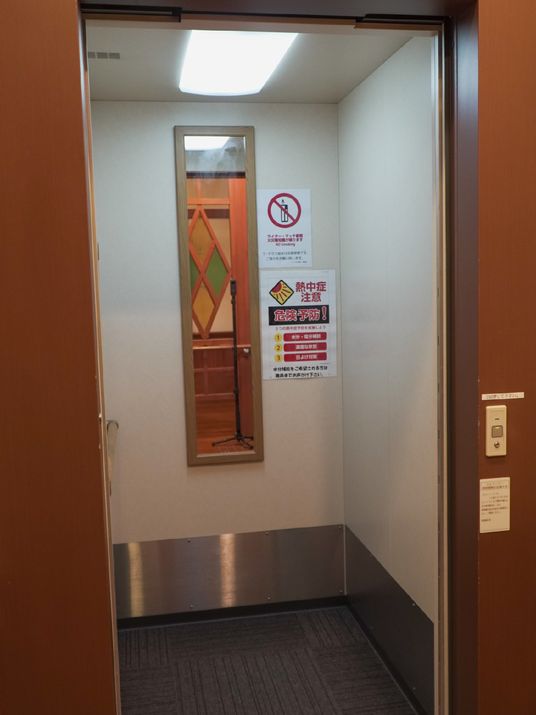 明るいエレベーター