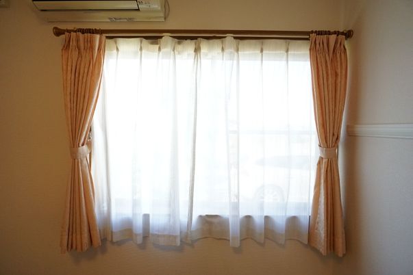明るい室内のカーテン