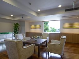 落ち着いた色合いのラウンジ