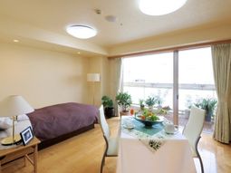 明るい居室の様子