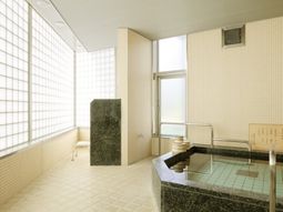 明るい浴室の内観