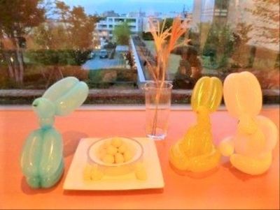 窓辺のカラフルな装飾
