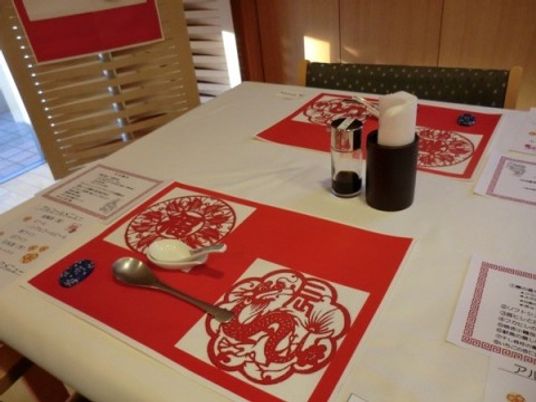 配膳された食堂のテーブル