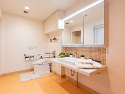 清潔感ある洗面台とトイレ