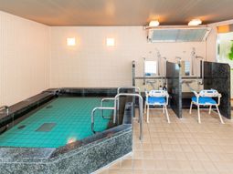 タイル張りの明るい浴室