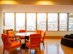 窓辺の明るいラウンジ