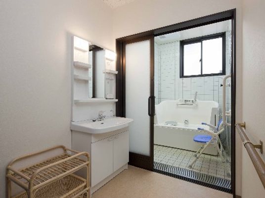 プレジール豊中の浴室。要介護の高い方でもリラックスして入浴できる機械浴槽を完備している。