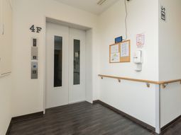 きれいな廊下とエレベーター