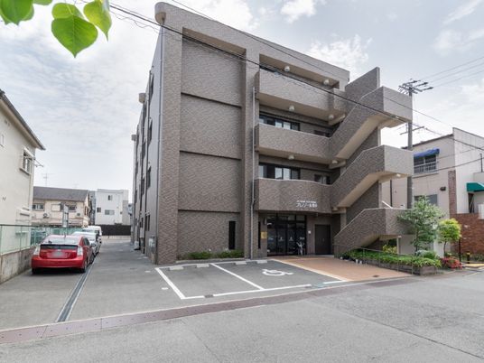 建物正面の外観