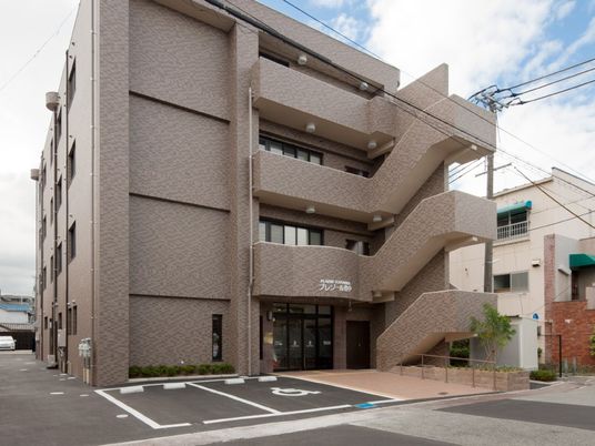 建物正面外観  