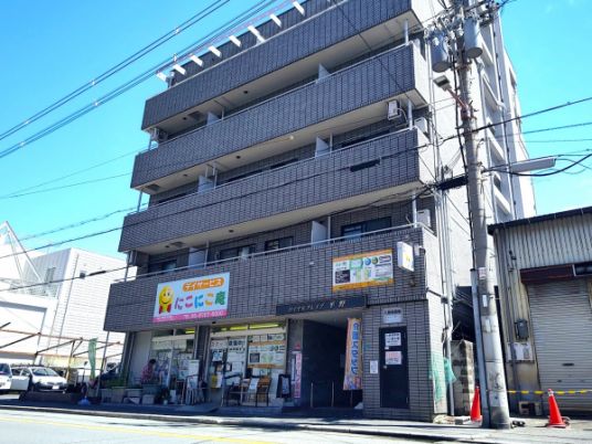 多階層の建物外観