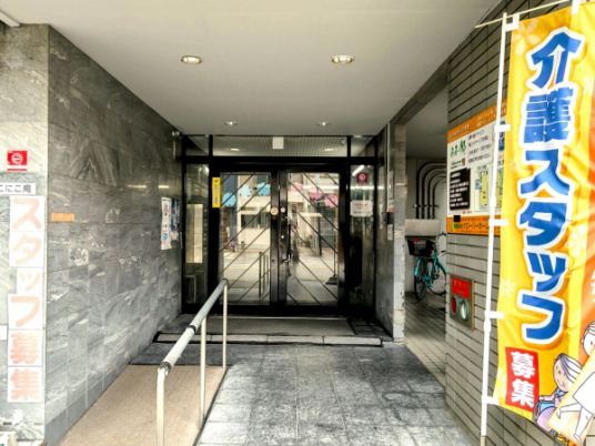 赤いエレベーターの入口