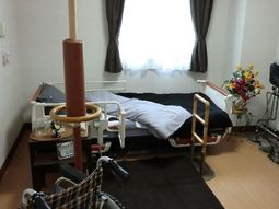 居室のベッドと車いす