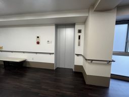 落ち着いた雰囲気のエレベーター前