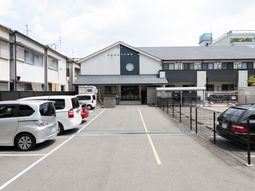 明るい外観の建物