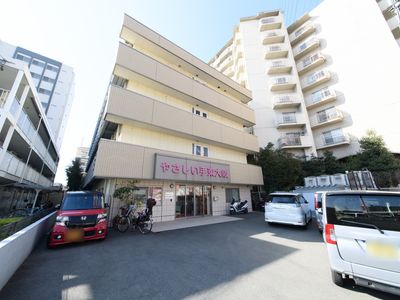 明るい外観の建物エントランス