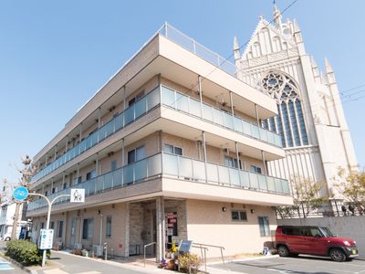 外観の建物と青空