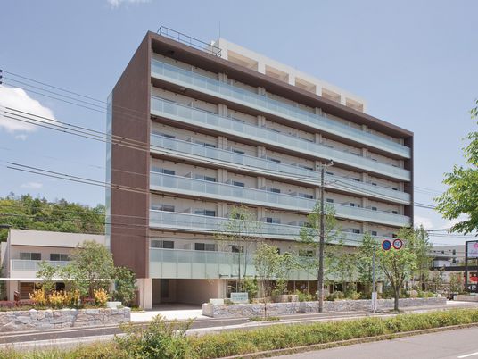 秋の景色のある外観