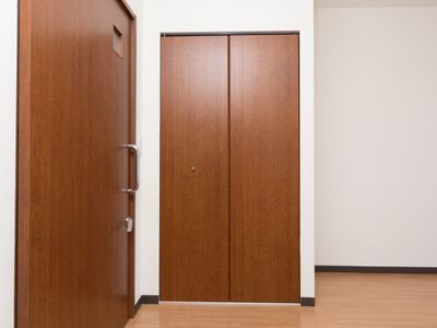 茶色の扉がある廊下