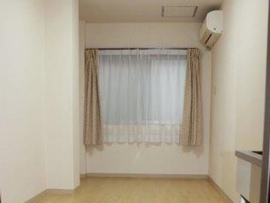 シンプルな空間の居室
