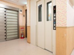 明るい廊下のエレベーター