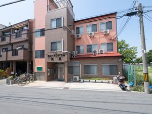 ピンクの建物の外観