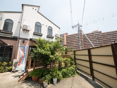 中庭の緑と建物外観