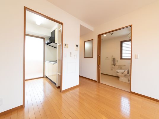 居室の中にはトイレや浴室に通じるスライド式のドアがあり、バリアフリーなので楽に移動できる。キッチンもあり簡単な調理ができる。