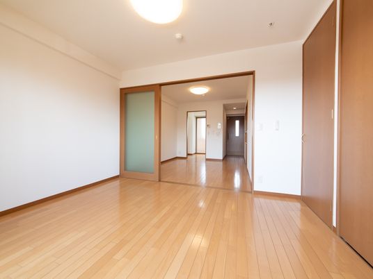 居室の部屋は二部屋あり、フローリングの広いスペースとなっている。シーリングランプの照明で、窓からの光も差し込むため明るい部屋である。