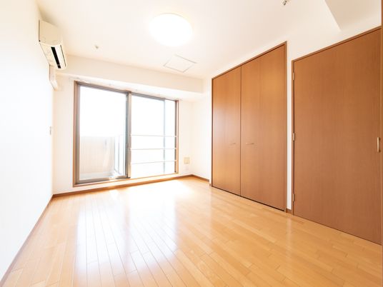 ベランダ側のお部屋は洋室で、窓が大きいので太陽の光がよく入り明るい。クローゼットがあるので、たくさんの洋服などを収納できる。
