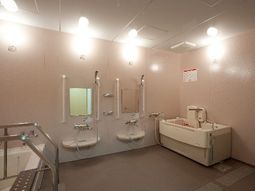 広々とした清潔な洗面室