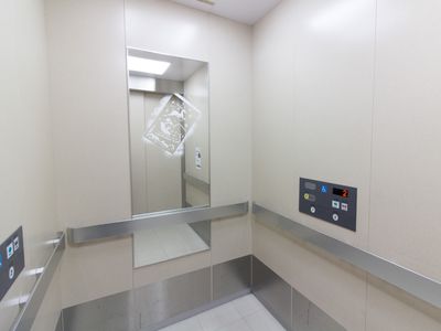 清潔感あるエレベーター内観
