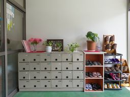 エントランスの靴棚と植物