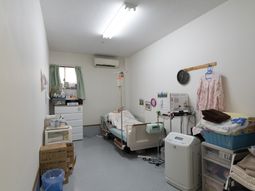 明るい居室の一角