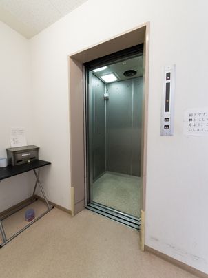 開いたエレベーターのドア