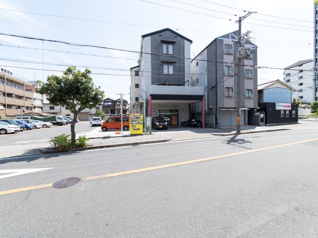 都市型の建物外観 外観 利便性の高い立地に位置する洗練された外観の建物です。日々の通勤も快適で、充実した職場生活が送れそうです。