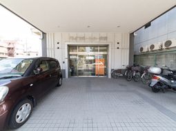 エントランスの明るい風景