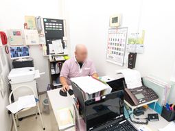 事務作業する人